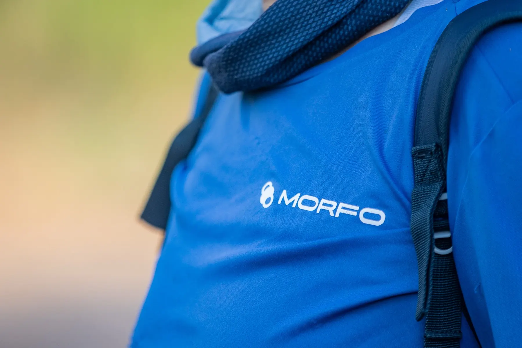 Detalhe de uma camisa de campo com a marca MORFO em um técnico